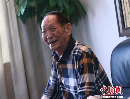 袁隆平9月5日在湖南长沙接受媒体采访时称,要健康快乐超百岁。 刘双双 摄