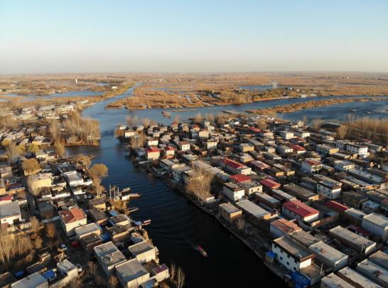 这是2018年12月6日无人机拍摄的雄安新区白洋淀上的村庄。