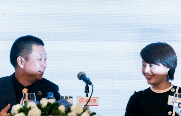 2018年9月11日，杨利娟（右）和张勇在海底捞的全球招股新闻发布会上。图片来源：视觉中国