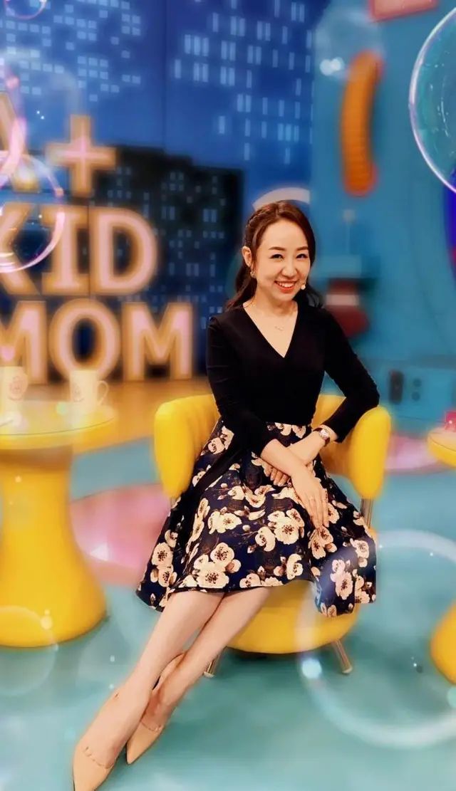 童星关凌变化好大啊,都圆成球了看不到腰,看不出比李静年轻!