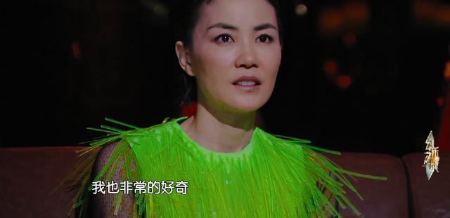 49岁王菲造型大胆,绿色荧光裙配紫色长筒袜,换