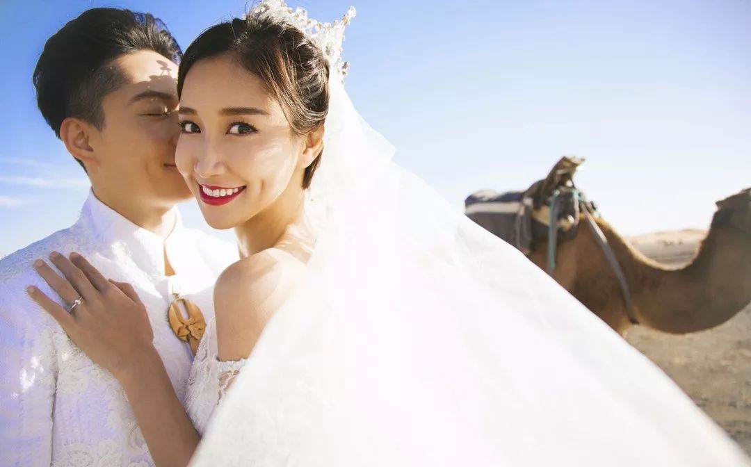 去年四月份她结婚,成功的上了波热搜,并且掀起了很多人的怀旧狂潮.