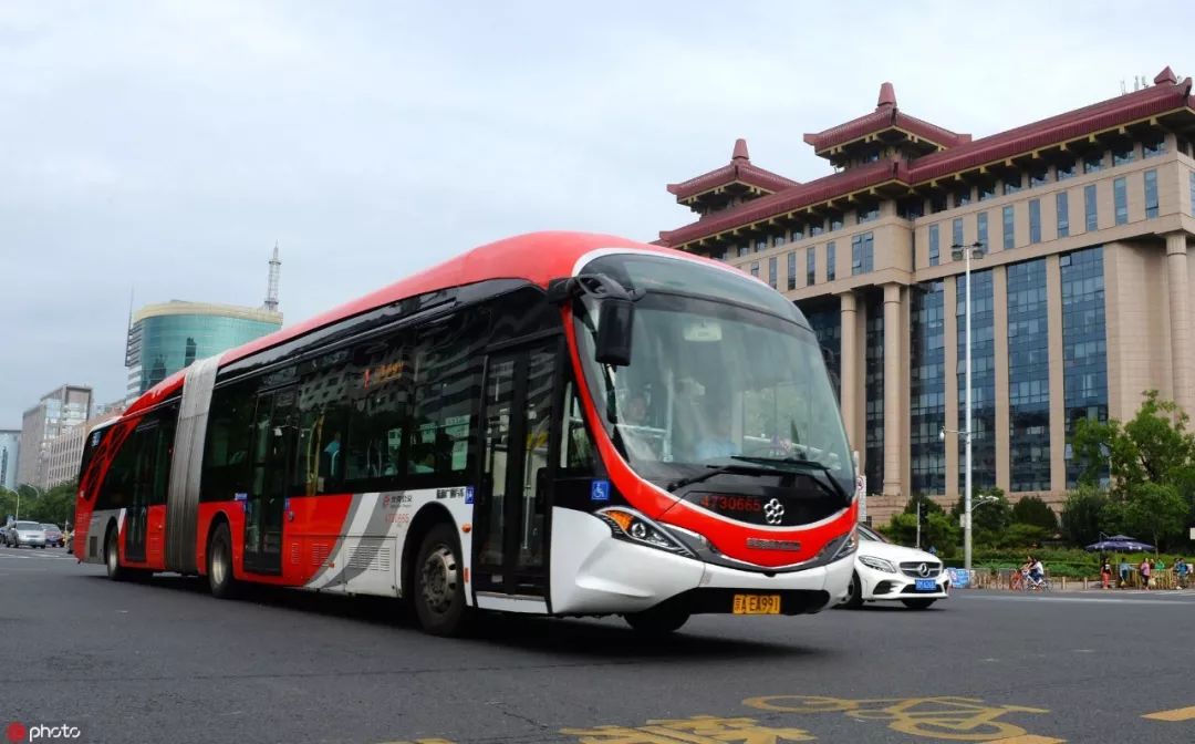 中国快完了:美媒对比中美这一领域后感慨:中国总是快人一步 ▲“中国红”为外观主题的纯电动公交车成为北京一道靓丽风景。(东方IC)