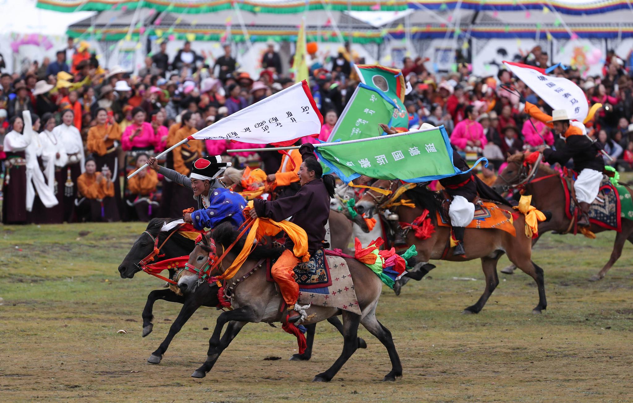 四川理塘县:八一赛马节开幕