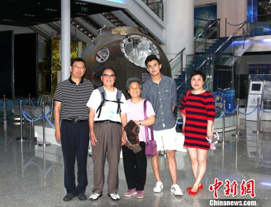 王晓旌与公婆、丈夫儿子一起参观航天城。首都文明办