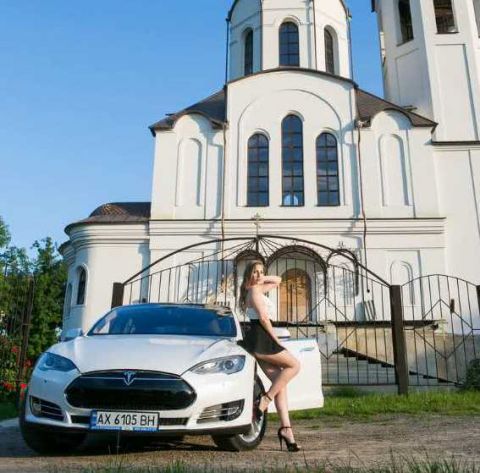 娶乌克兰媳妇的小伙:如今特斯拉加别墅,豪车美女我都不缺