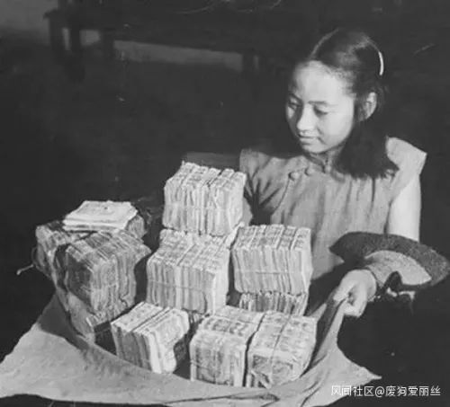  图为1948年，国统区一名小女孩用成堆的法币来买东西，此时法币已严重贬值。
