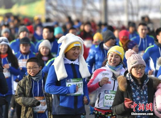 资料图：国内马拉松赛事发展火热，但也问题不少。中新社记者 刘新 摄