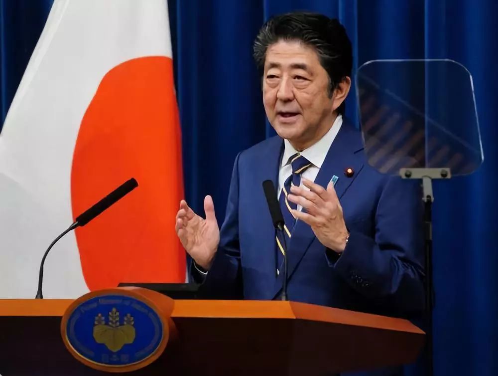  12月10日，日本首相安倍晋三在东京举行的新闻发布会上发言。新华社/美联