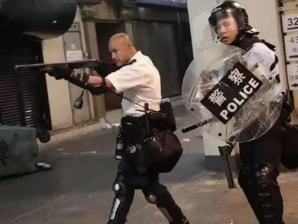 当时,刘泽基随身带了一把霰弹枪,里面装满了布袋弹.