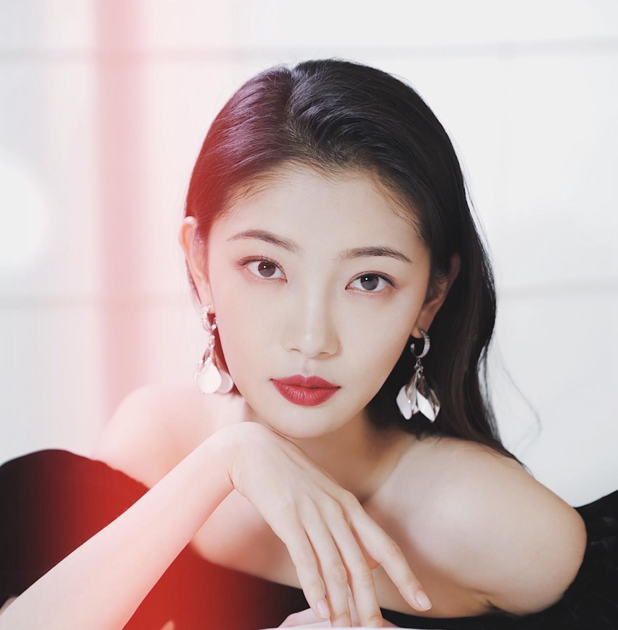 田依桐身穿黑色连衣裙,穿出小公主style,隔着屏幕都觉得美