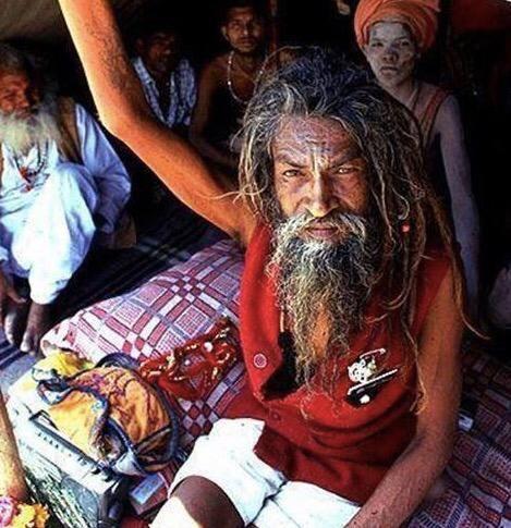 印度出大神,男子把手臂吊起来说是修行,医生检查以后神经死