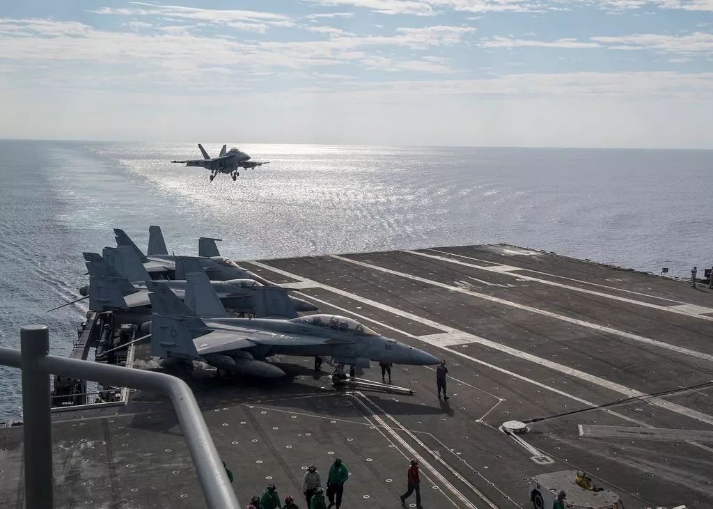 美副总统高调出访亚洲 双航母在菲律宾海演习造势