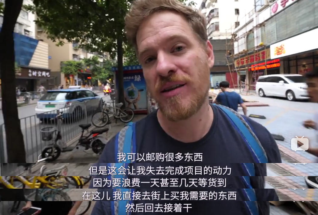 这位极客今年7月在深圳亲手升级了自己的手机内存，华强北的便利让他兴奋不已