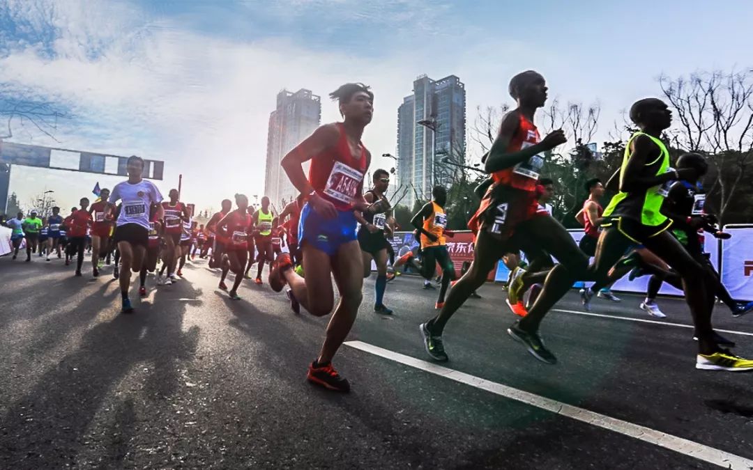 马拉松比赛途中如何进行补水，及能量胶盐丸服用技巧。