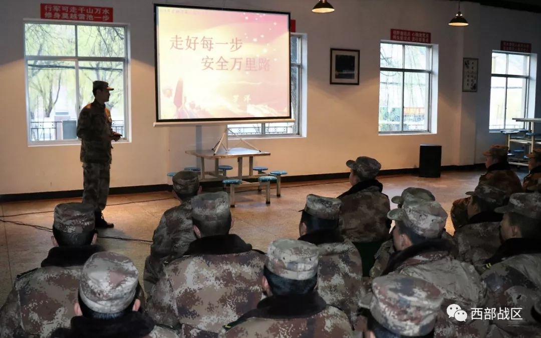 警示教育微课堂使汽车兵紧绷"安全弦"