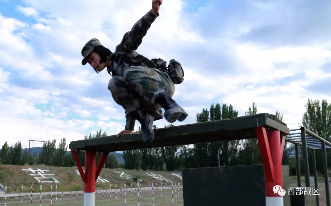 女兵班长程强利400米障碍1分46秒跑完