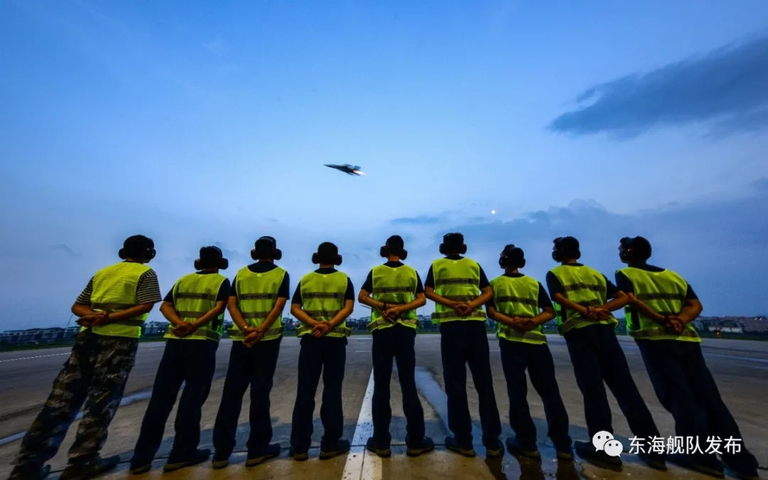 原来,他们就是放飞战鹰的幕后英雄(附"空中美男子"高清大图)