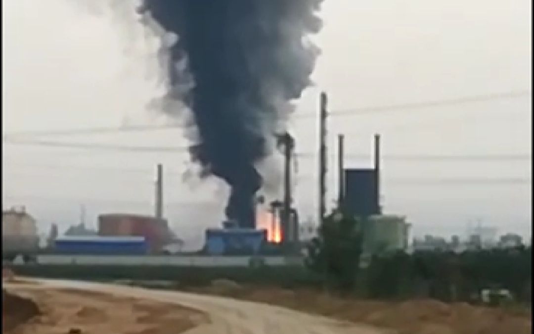 河南輝縣市一化工廠發生爆燃事故,濃煙冒向天空。視頻截圖