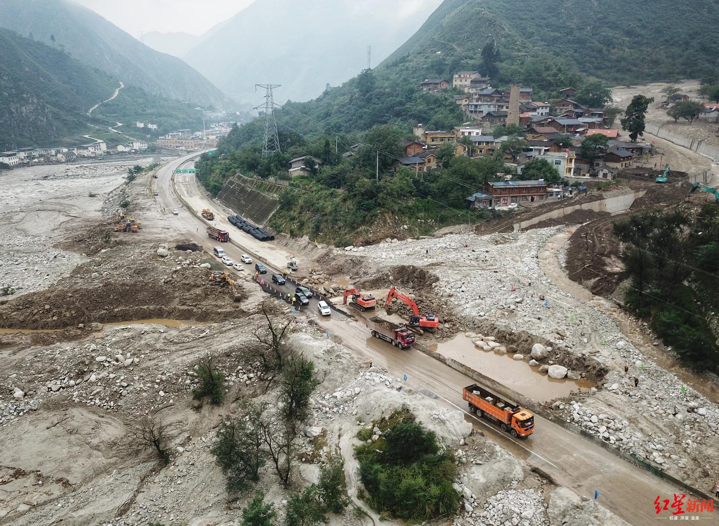 航拍都汶高速抢修三处断点应急便道已抢通