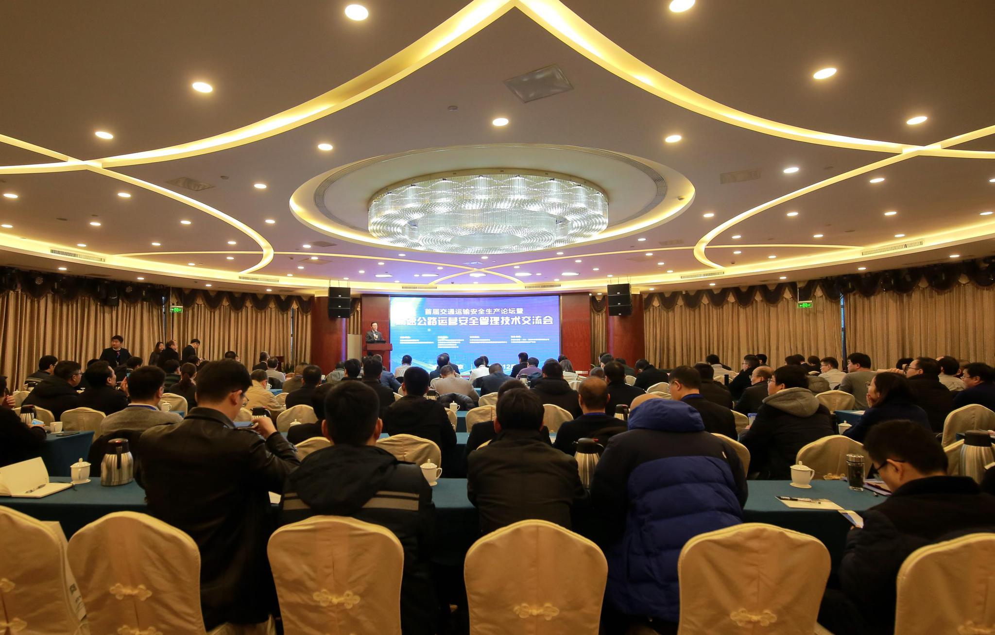 交汇点讯 "高速交通事故主因是人的因素,要设法规范驾驶行为.