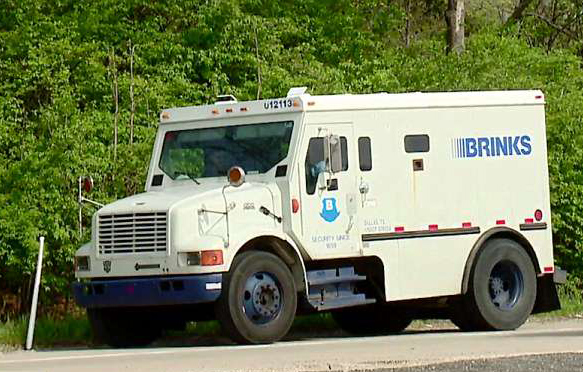 美运钞车高速公路撒数十万现金引哄抢