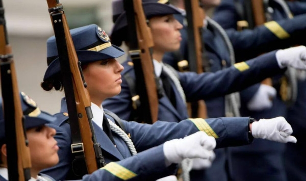 女兵亮相西班牙国庆阅兵式