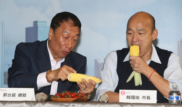 　　郭台铭向韩国瑜推荐自家农村种的玉米