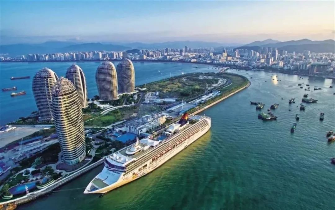 当前,随着海南自由贸易试验区和中国特色自由贸易港建设的推进,三亚正