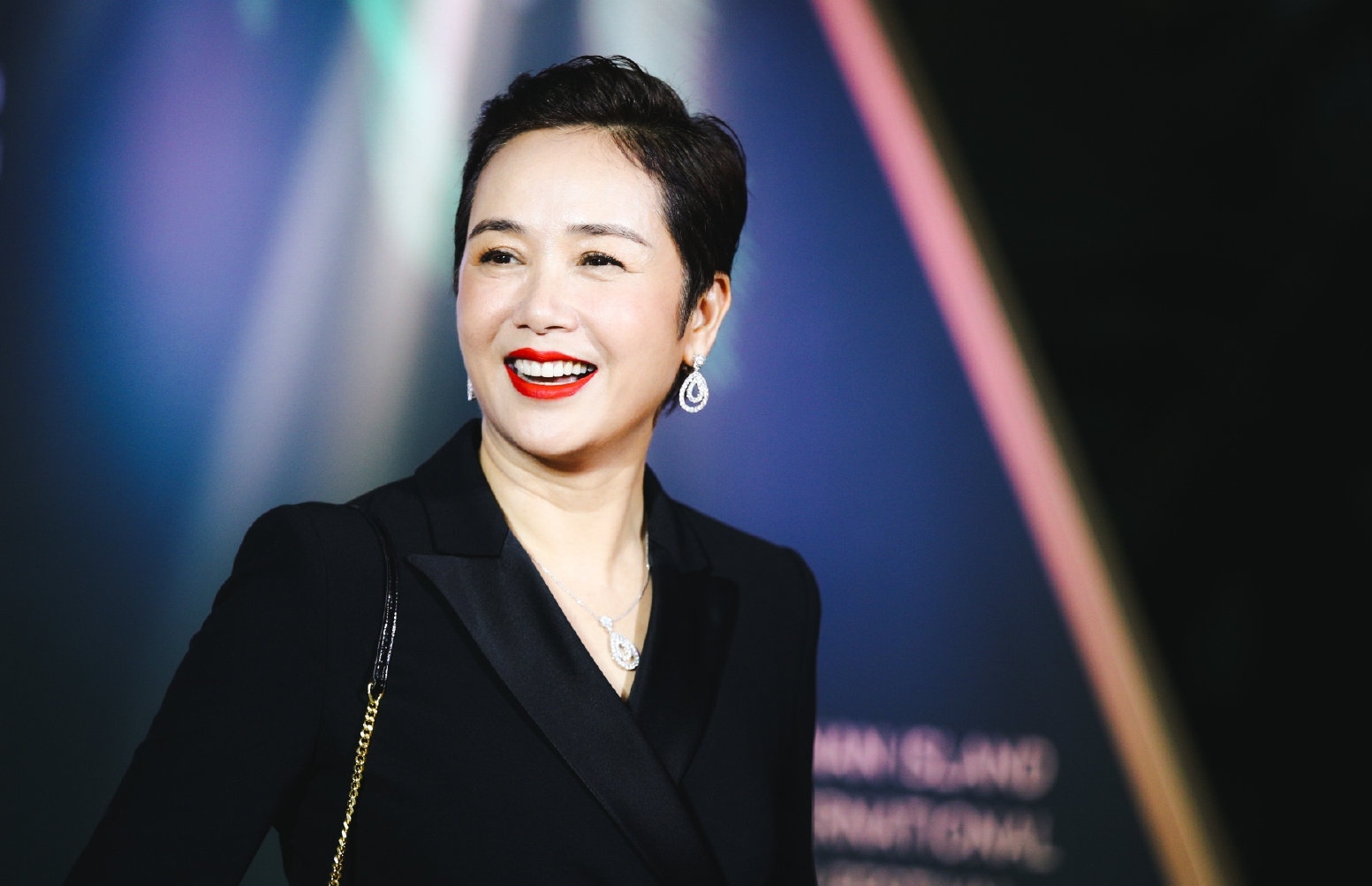 蒋雯丽现身电影节,黑色裤装显优雅,皱纹明显也难掩好气质