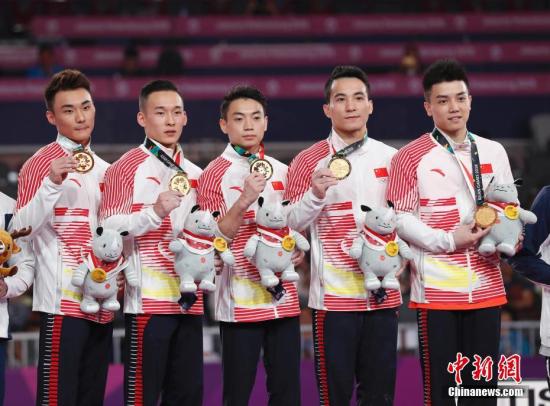 资料图：当地时间8月22日进行的雅加达亚运会男子体操团体赛争夺中，以肖若腾、林超攀、邹敬园、邓书弟、孙炜组成的中国队以总成绩260.950分成功战胜日本，收获冠军。四年前的仁川亚运会，中国队男团十连冠被日本队终结。中新社记者 刘关关 摄