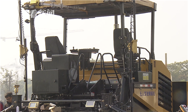 视频|全国首个无人驾驶摊铺机 压路机在沪实装