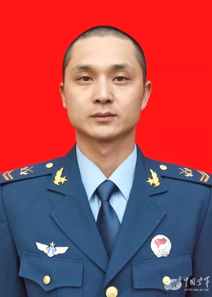 乘客抢夺方向盘危急时刻空军退役战士出手了