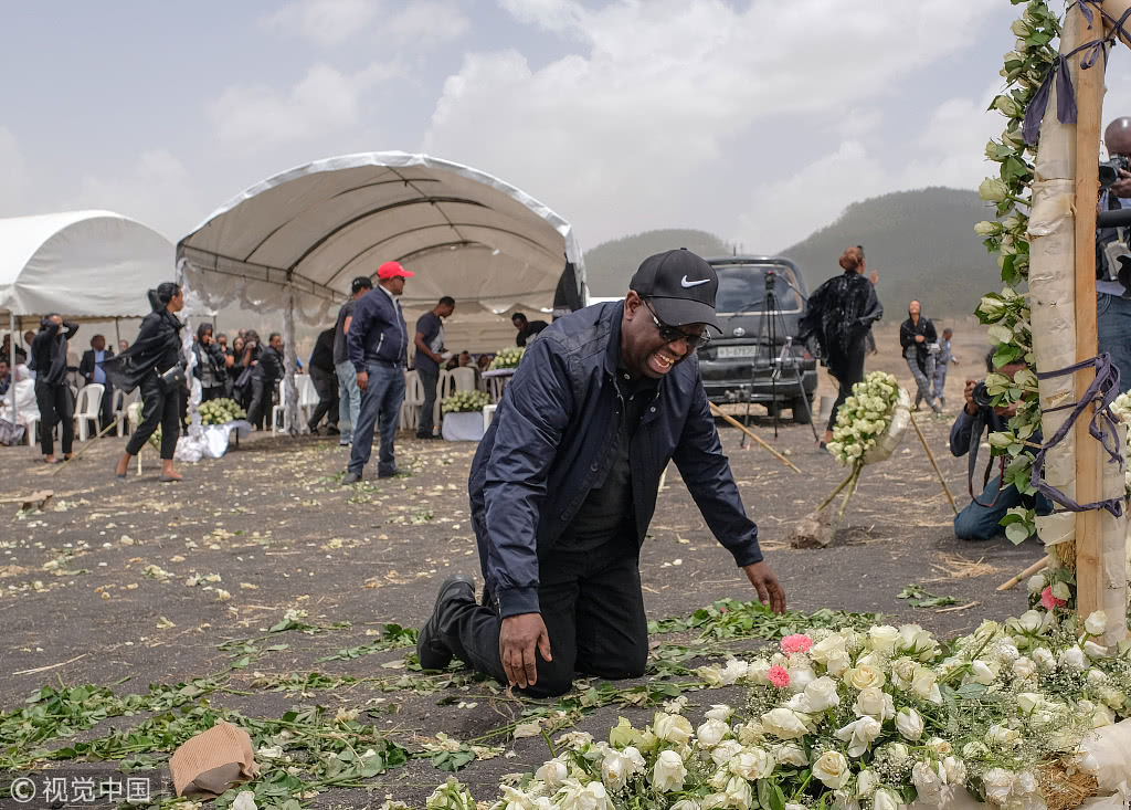 　3月14日，埃塞俄比亚比绍夫图，埃航空难遇难者家属在坠机现场痛哭哀悼 图自视觉中国