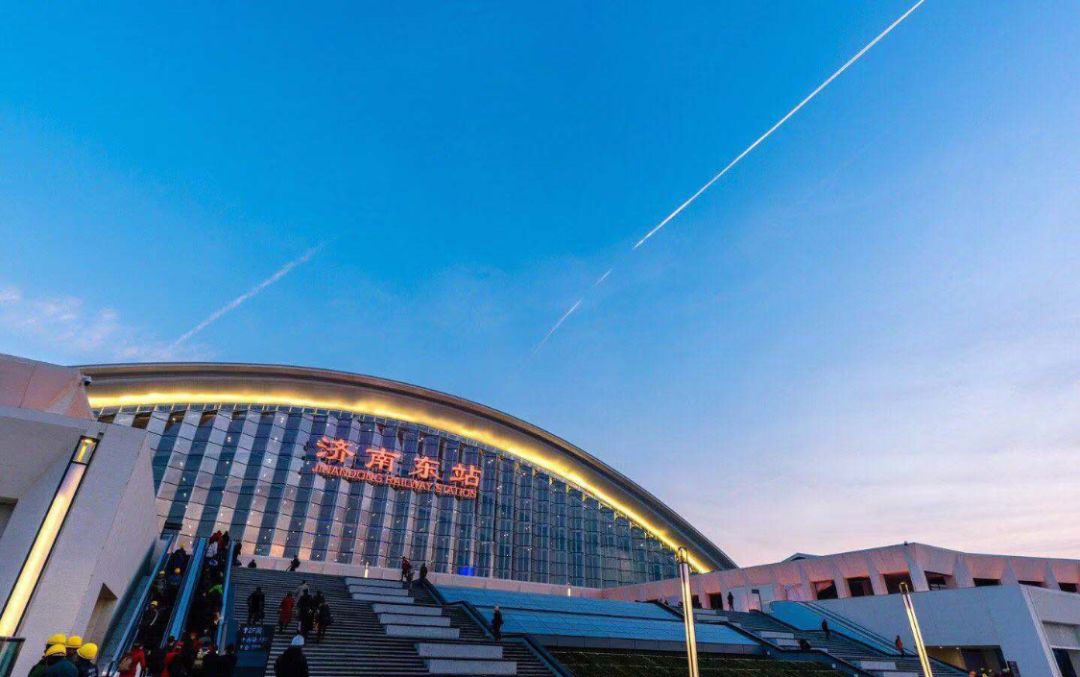 但是伴随着近期泉城大消息——泉城第一大火车站济南新东站正式开通