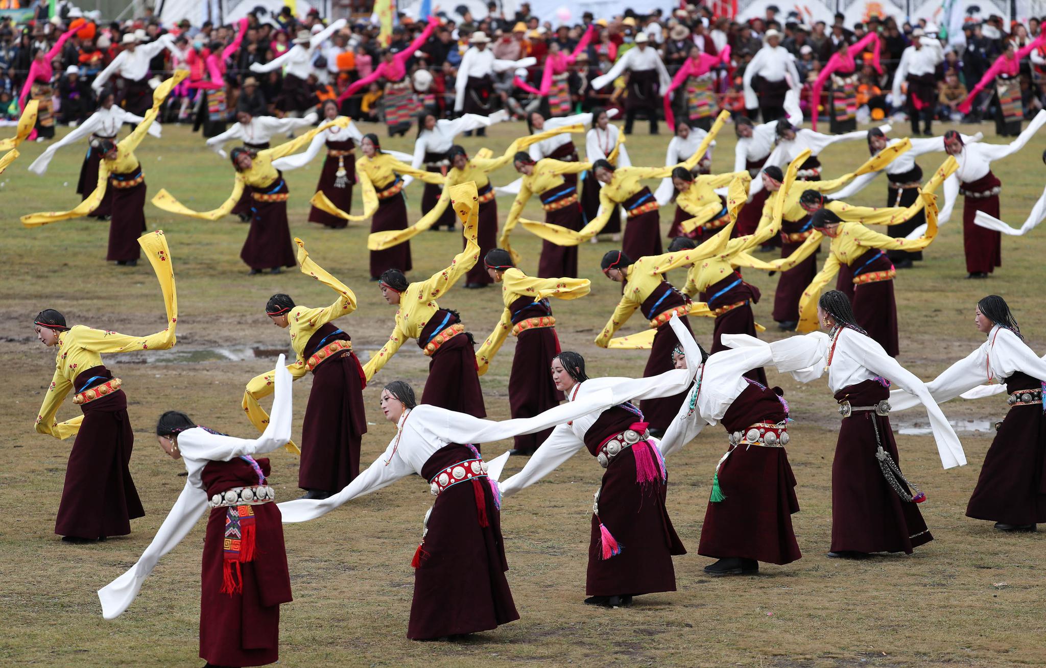 四川理塘县:八一赛马节开幕