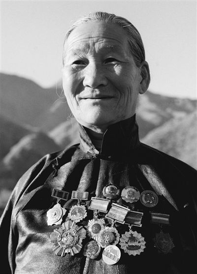 戎冠秀支前榜样拥军模范