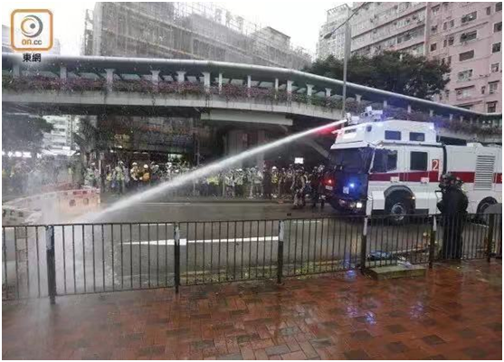 （25日，警方首次出动水炮车。图源：香港“东网”）