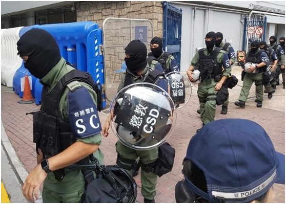 这些特警的装备上写有“惩教”、“特务警员”字样（图片来源：香港“东网”）