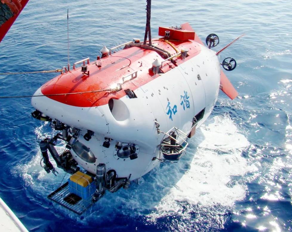 2009年8月30日,"蛟龙号"深海载人潜水器300米首试.