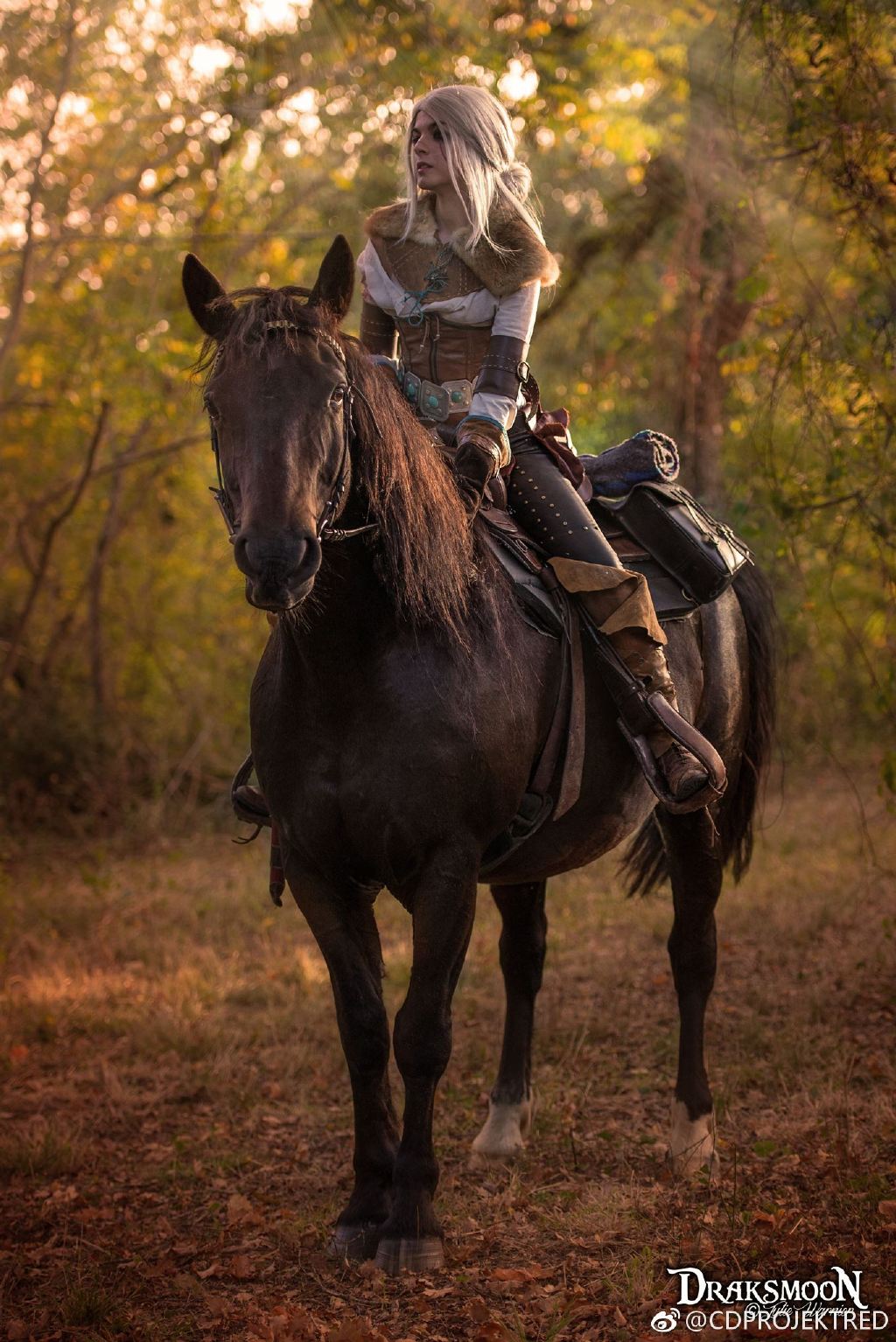 《巫师3》希里精美cos 牵马林中漫步很优美