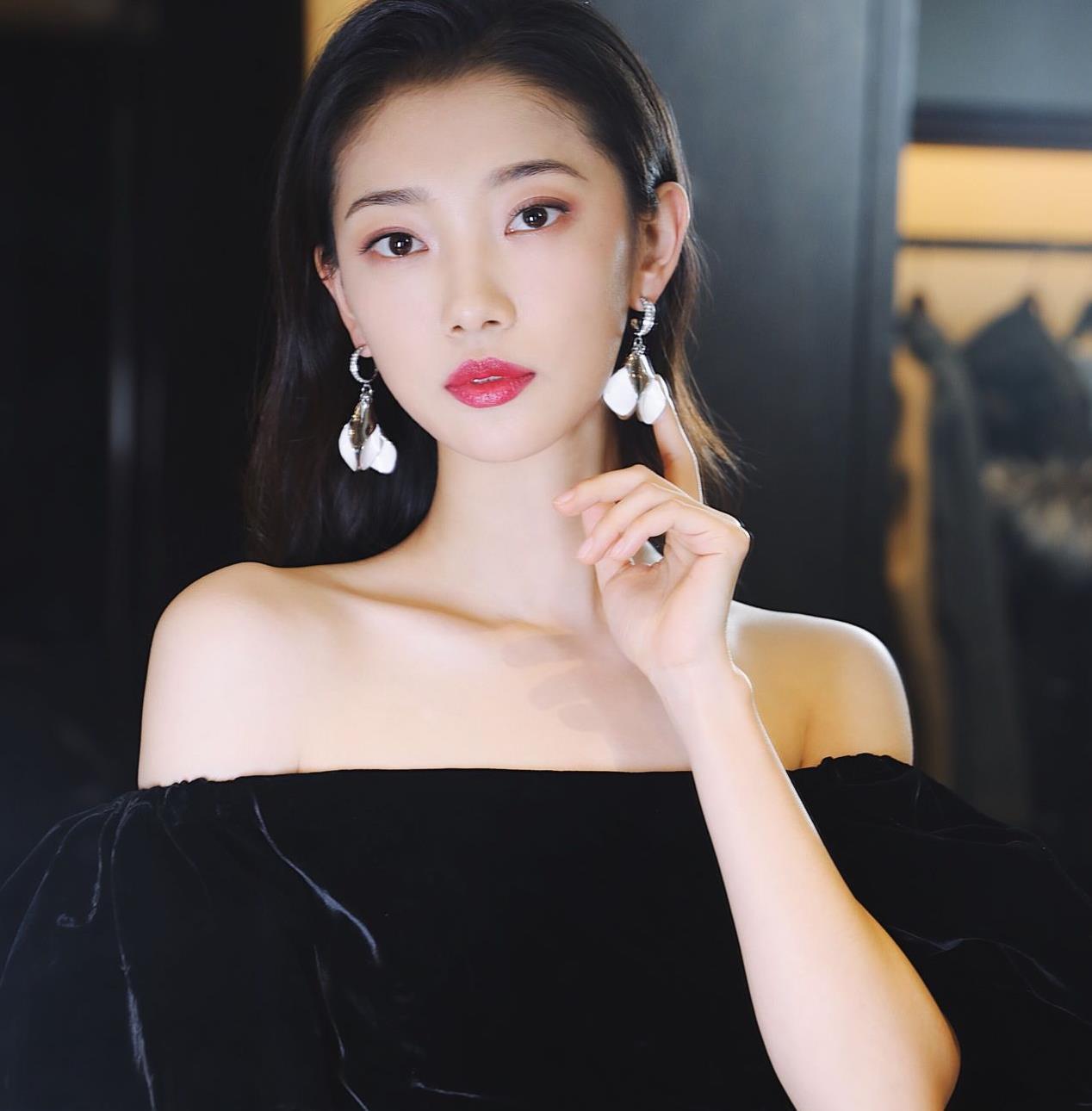 田依桐身穿黑色连衣裙,穿出小公主style,隔着屏幕都觉得美