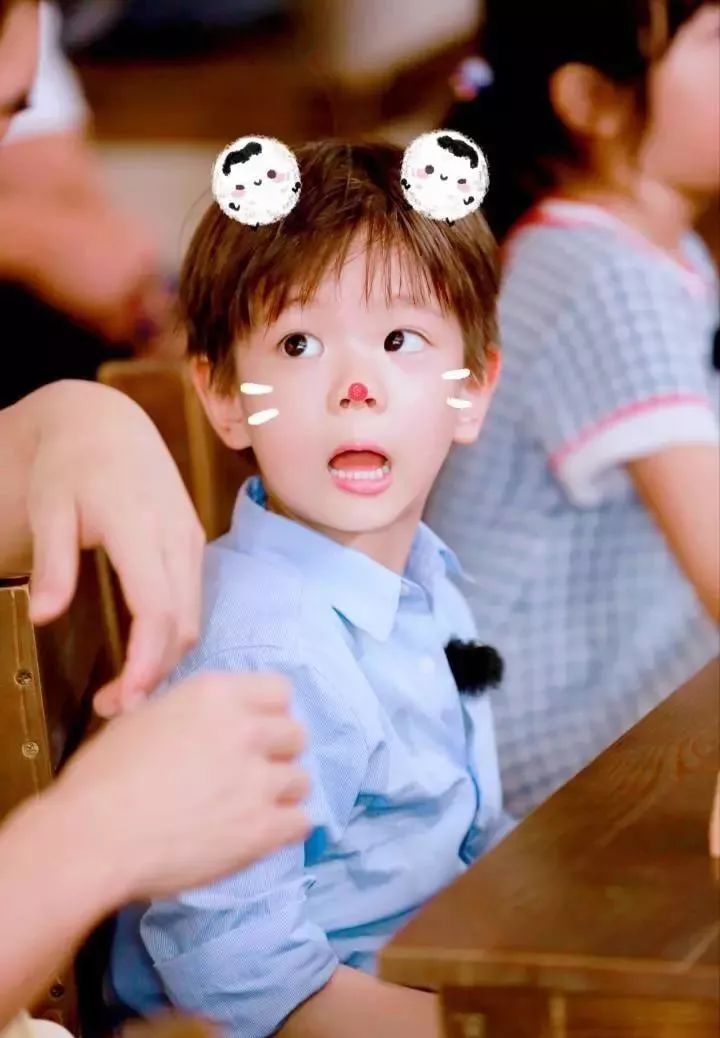 才半年不见,嗯哼就从爸爸身边的小淘气变成妈妈身边的情话大王了