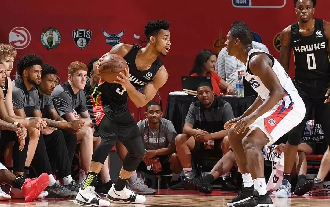 老鹰 97:81 快船 老鹰朱尼尔·罗宾逊20分,罗伯特·约翰逊18分,卡巴14