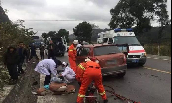 經初步調查,小車上的5人是融安縣職業技術學校老師,死者為該校校長謝某。