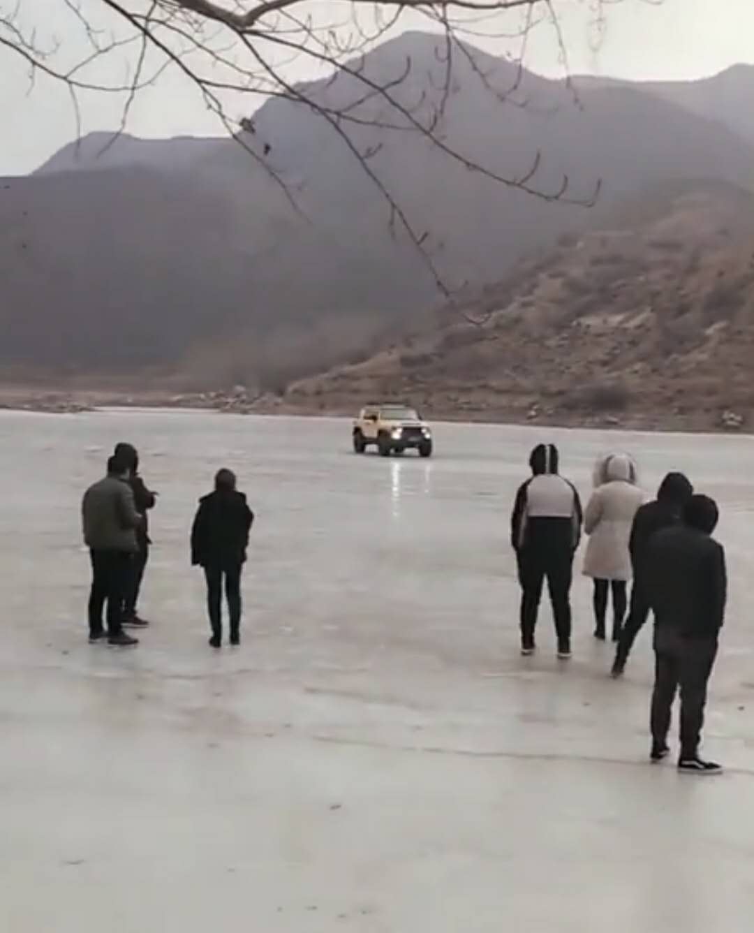 　轿车落水前在湖面上漂移。    视频截图