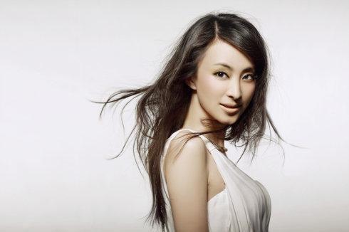 妃子角色也不少:《京都疑云》中饰演太子妃韦玉,《龙雀配》中饰演梅妃