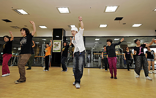 日本老年街舞队的成员跳街舞。新华社记者 陈晔华 摄