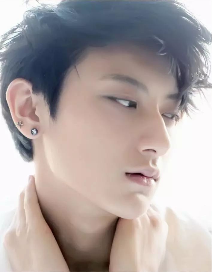 不可思议,黄子韬的存在,就是为了骗我们打耳洞的!