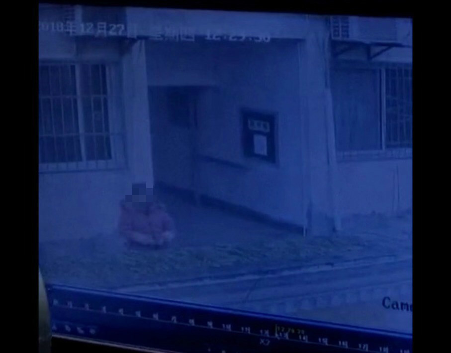 小区监控显示,女童事发前曾在所住楼前徘徊。受访者供图